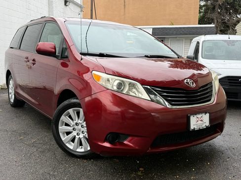 Used 2014 Toyota Sienna LE AWD/4WD image 1