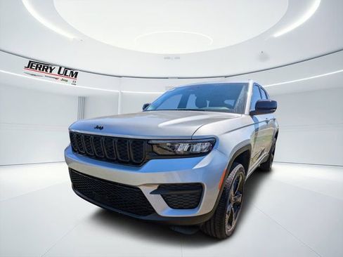 New 2025 Jeep Grand Cherokee Altitude RWD image 6