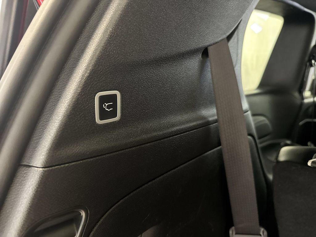 Used 2025 Chrysler Pacifica Select FWD image 24
