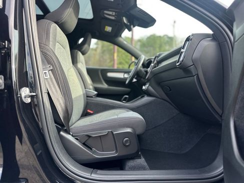 Used 2024 Volvo XC40 B5 Core image 21
