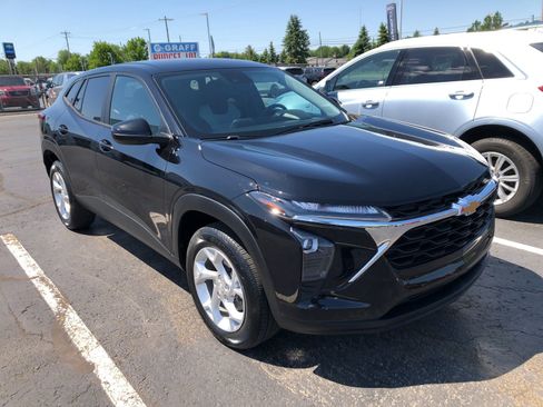 Used 2024 Chevrolet Trax LS w/ LS Convenience Package FWD image 3