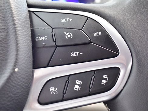 Used 2024 Chrysler Pacifica Touring-L FWD image 26