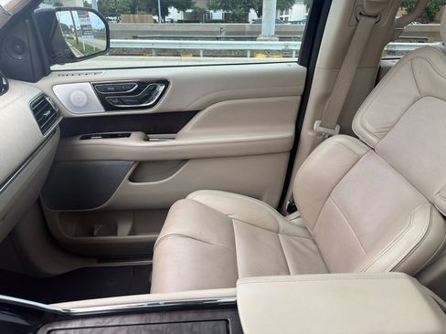 Used 2019 Lincoln Navigator Reserve AWD/4WD image 40