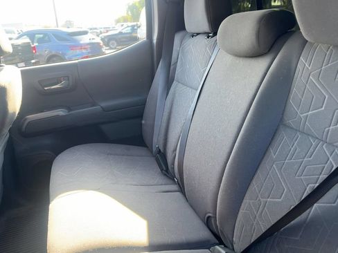Used 2018 Toyota Tacoma TRD Off-Road w/ Technology Package AWD/4WD image 12