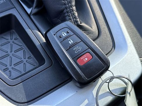 Used 2021 Toyota RAV4 XLE Premium image 30