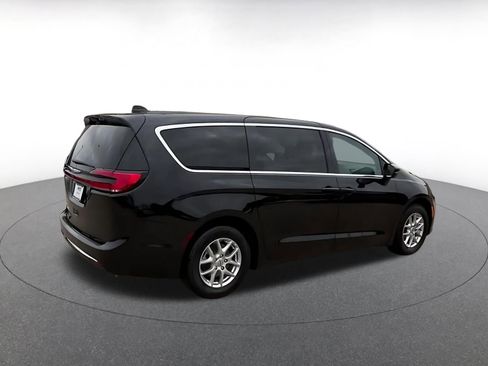 Used 2025 Chrysler Pacifica Select image 15