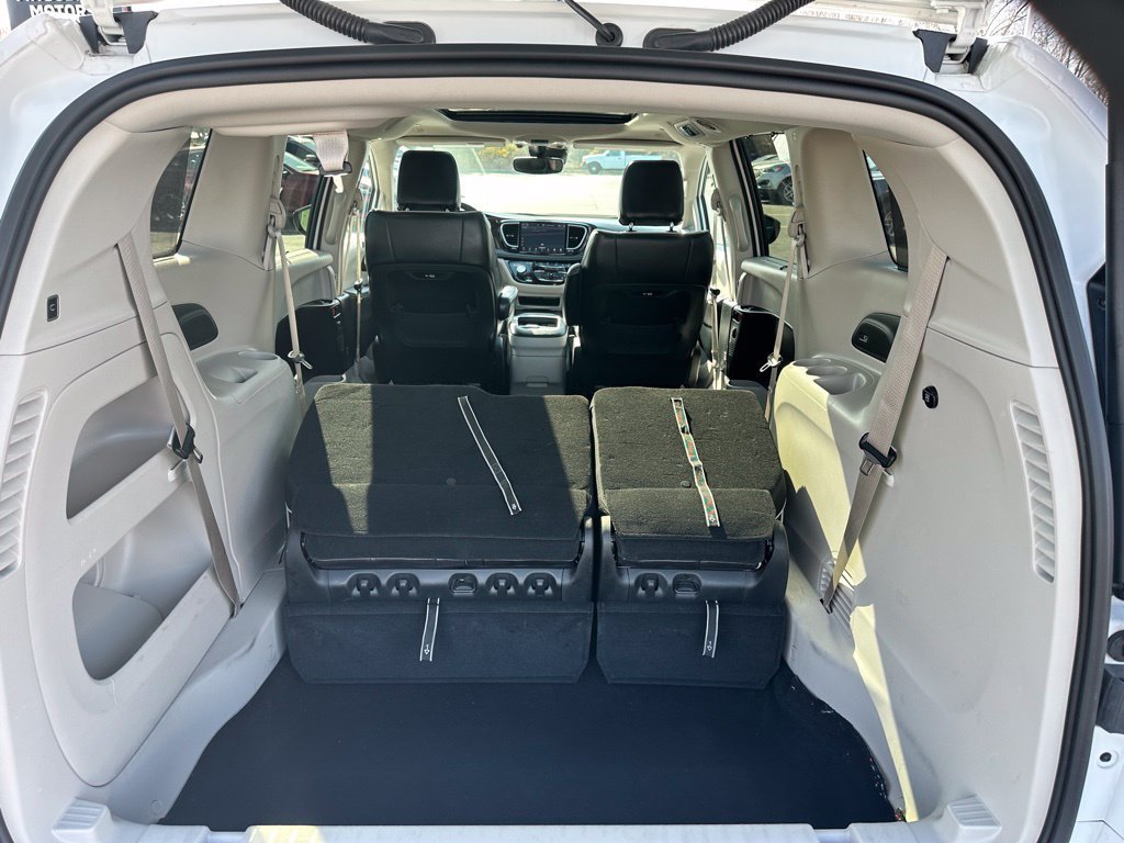 Used 2024 Chrysler Pacifica Limited FWD image 11