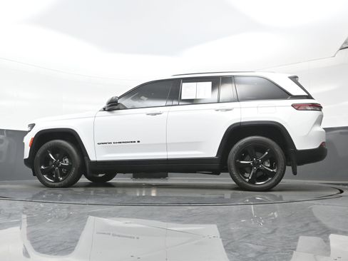 Used 2023 Jeep Grand Cherokee Altitude image 28