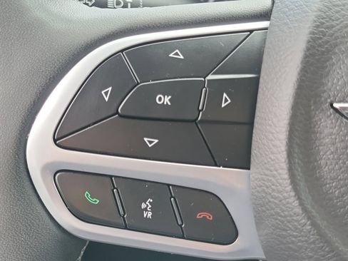 Used 2024 Chrysler Pacifica Limited FWD image 8