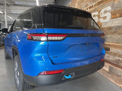 Used 2022 Jeep Grand Cherokee Trailhawk w/ Advanced Protech Group II AWD/4WD image 17