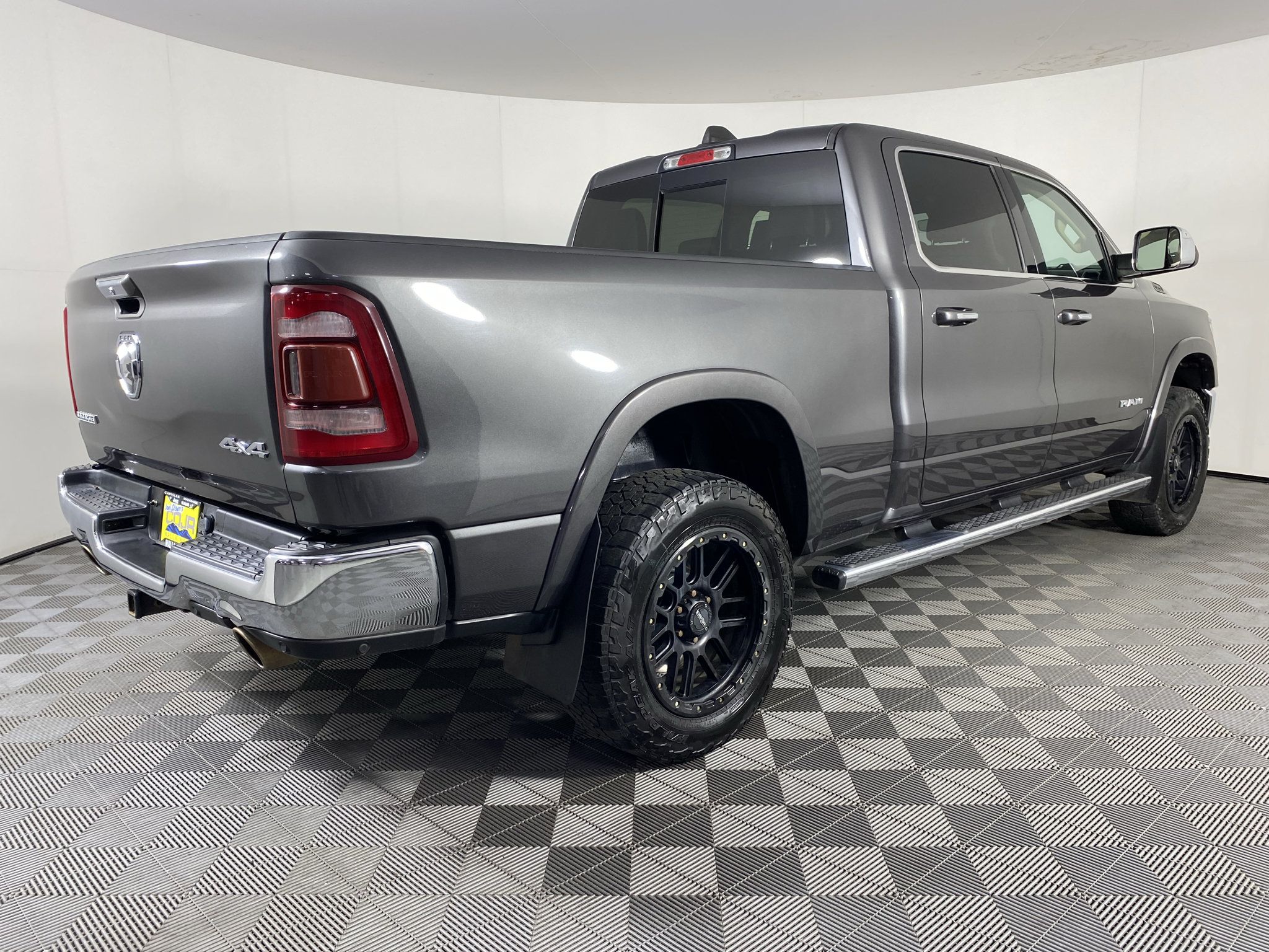 Used 2019 RAM 1500 Laramie AWD/4WD image 11