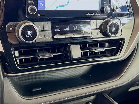 Used 2021 Toyota Highlander XLE image 16