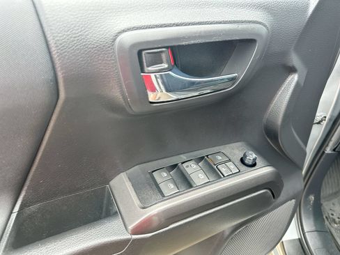Used 2022 Toyota Tacoma TRD Off-Road AWD/4WD image 13