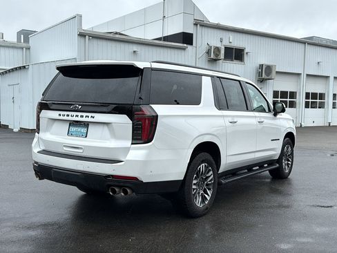Certified 2025 Chevrolet Suburban Z71 image 6