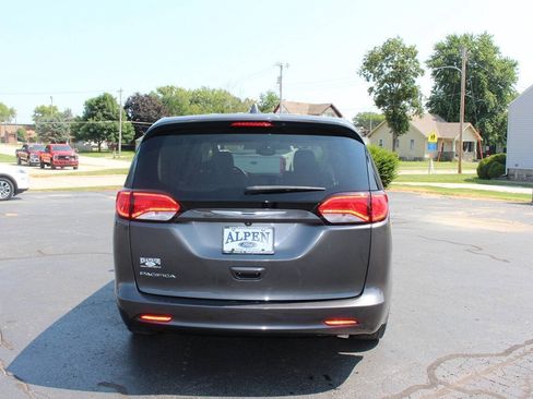 Used 2017 Chrysler Pacifica Touring FWD image 5