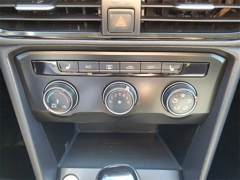 Used 2022 Volkswagen Taos SE image 32