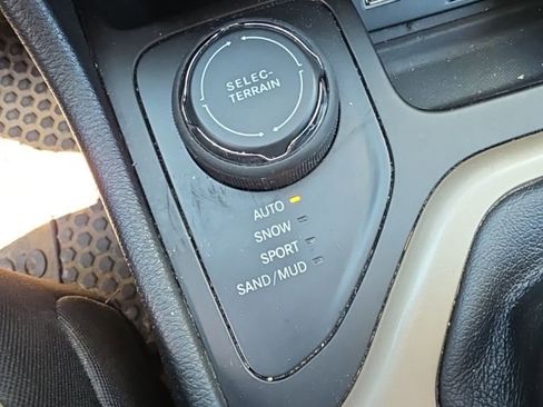 Used 2014 Jeep Cherokee Latitude w/ Comfort/Convenience Group AWD/4WD image 16