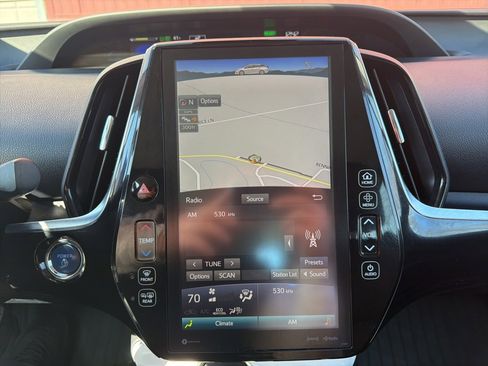 Used 2018 Toyota Prius Prime Premium image 19