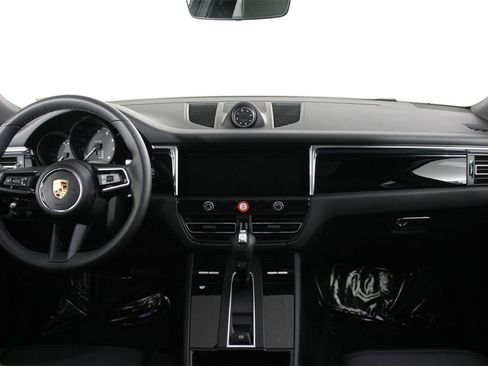 Certified 2025 Porsche Macan image 11