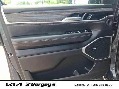 Used 2024 Jeep Wagoneer L Series II w/ Flexible Seating Group AWD/4WD image 16