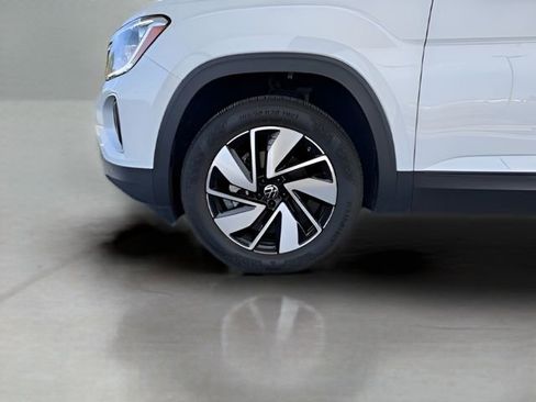 Used 2025 Volkswagen Atlas SE image 12