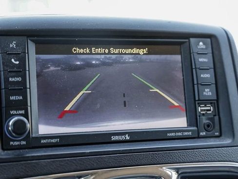Used 2016 Chrysler Town & Country Touring FWD image 19
