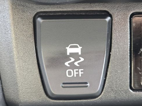 Used 2022 Toyota RAV4 XLE Premium image 7