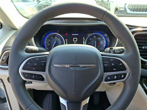 Certified 2023 Chrysler Pacifica Touring-L FWD image 22