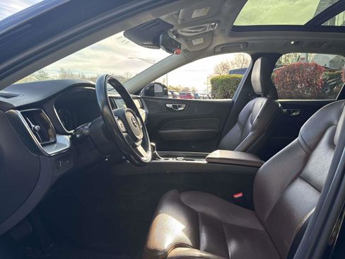 Used 2019 Volvo XC60 T5 Momentum w/ Multimedia Package image 18