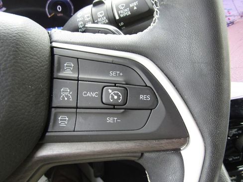 Used 2023 Jeep Grand Cherokee L Limited AWD/4WD image 18