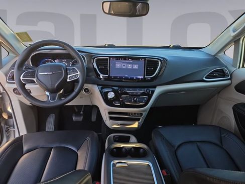 Used 2024 Chrysler Pacifica Touring-L FWD image 12