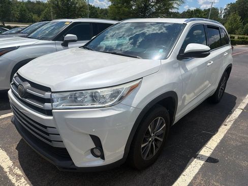 Used 2018 Toyota Highlander XLE FWD image 2