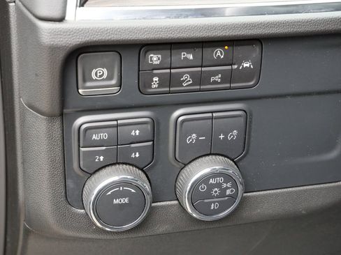 Used 2025 Chevrolet Suburban Z71 AWD/4WD image 39