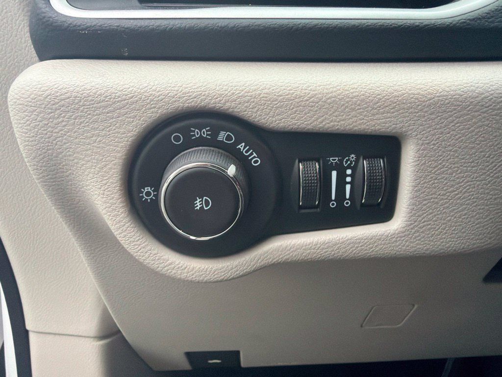 Used 2024 Chrysler Pacifica Touring-L FWD image 13