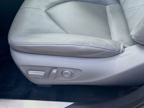 Used 2023 Toyota Highlander Platinum FWD image 18