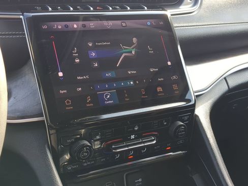 Used 2024 Jeep Grand Cherokee Limited image 26