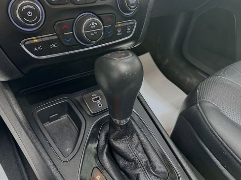 Used 2019 Jeep Cherokee Limited FWD image 17