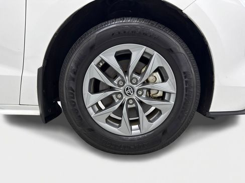 Used 2022 Toyota Sienna LE image 49