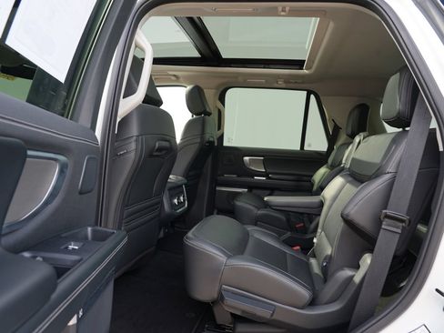 Used 2025 Ford Expedition Platinum w/ Driver's Package AWD/4WD image 18