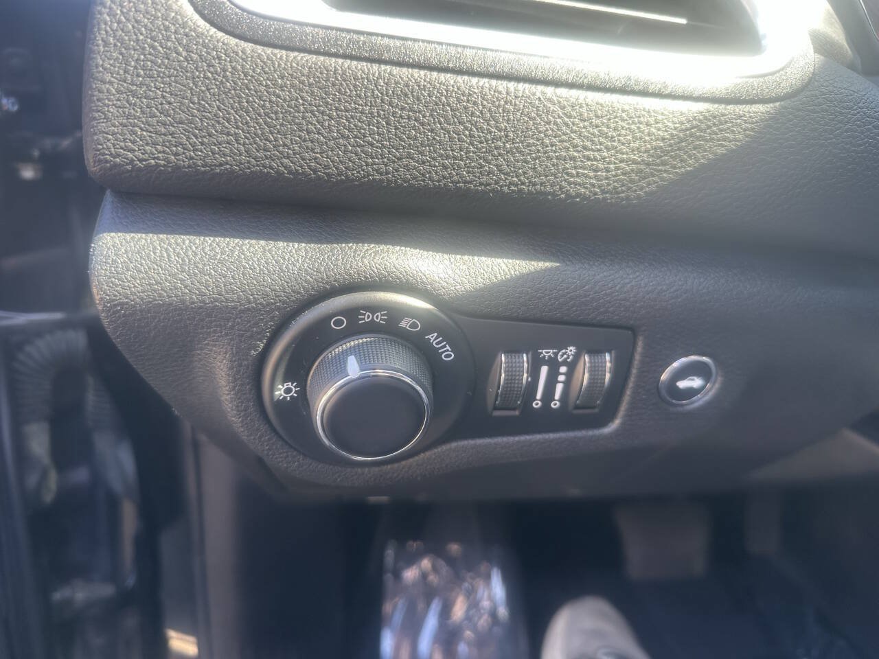 Used 2016 Chrysler 200 Limited w/ Anniversary Edition FWD image 32