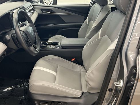 Used 2025 Toyota Camry SE image 11