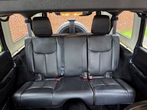 Used 2017 Jeep Wrangler Unlimited Sahara AWD/4WD image 8