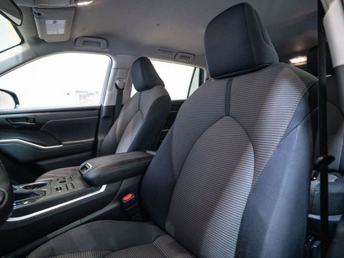 Used 2024 Toyota Highlander LE AWD/4WD image 6