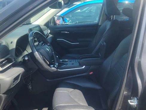 Used 2021 Toyota Highlander XLE FWD image 5