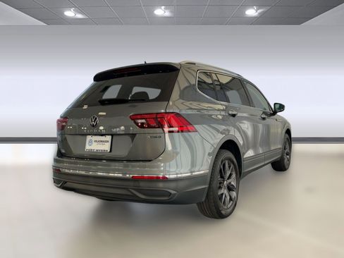 Used 2022 Volkswagen Tiguan SE w/ Panoramic Sunroof Package image 9