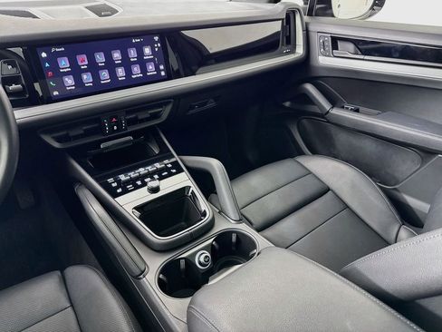 Certified 2024 Porsche Cayenne AWD/4WD image 25