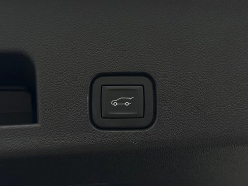 Used 2025 Chevrolet Traverse LT AWD/4WD image 11