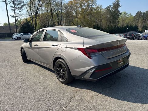 Used 2024 Hyundai Elantra SE image 2