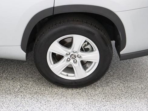 Used 2025 Toyota Highlander LE FWD image 10