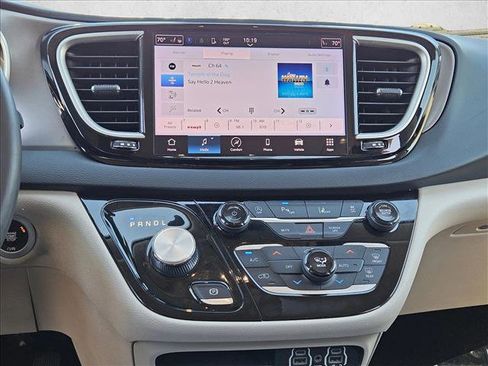 Used 2023 Chrysler Pacifica Touring-L FWD image 17